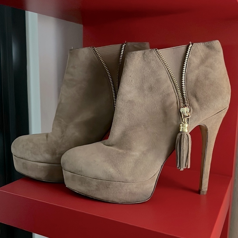 Gorgeous Bebe Camel/Taupe Beown Booties! Sky high & super cute! Sz 9
